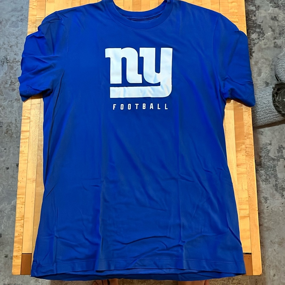 Nike short sleeve New York Giants athletic tee shirt. Never worn, size large